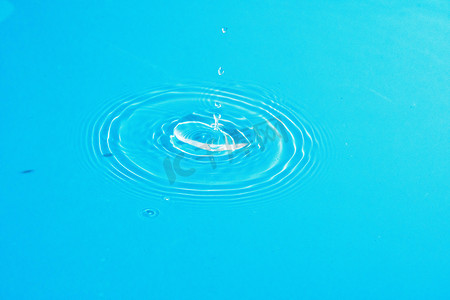 水波纹蓝色水面白天水波纹室外水波纹摄影图配图