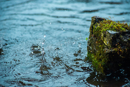 水浪水珠摄影照片_下雨天水花四溅雨水节气雨滴湖面水面溅起水波摄影图配图