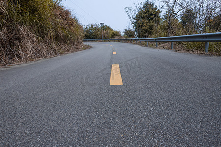 路面斜版摄影照片_山上的公路下午公路山路无摄影图配图