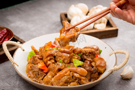 中餐摄影图配图摄影照片_美食中餐卤猪蹄红椒餐饮摄影图配图