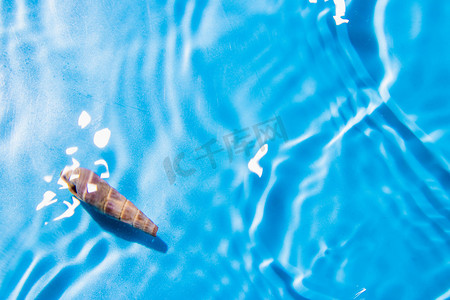 夏日度假白天贝壳和水波室外夏日度假摄影图配图