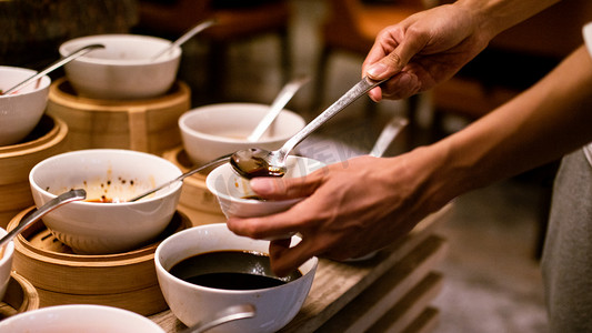 矢量鸳鸯火锅PNG透明底摄影照片_美食夜晚装调料的手餐厅装调料摄影图配图