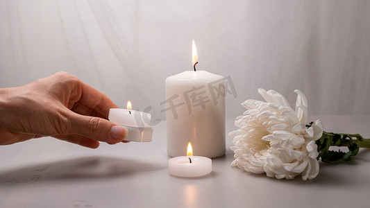 蜡烛夜明烛光室内祈祷摄影图配图