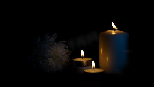 蜡烛夜晚烛光室内菊花摄影图配图