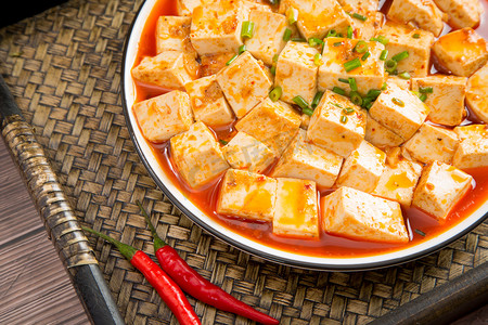 豆腐摆盘餐馆俯拍食欲菜品麻婆豆腐葱摄影图配图