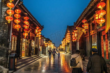 新年祥云挂饰摄影照片_山西平遥古城街景夜景红灯笼平遥古城室外平遥古城摄影图配图