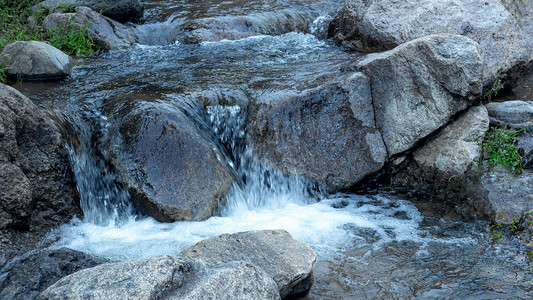 石头素材摄影照片_山涧河水下午河水春季素材摄影图配图
