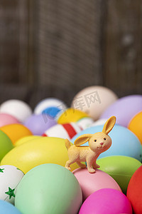 复活节节日彩蛋兔子木板背景静物摄影图配图