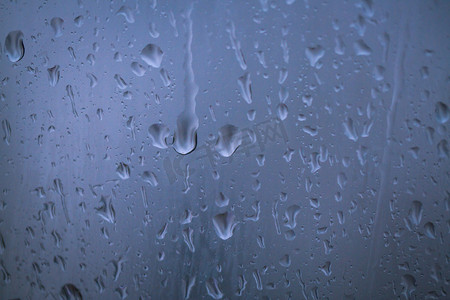 下雨雨后雨水玻璃车内下雨摄影图配图