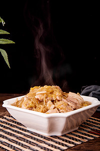 美食白天猪肉酸菜炖粉条木桌摆放摄影图配图
