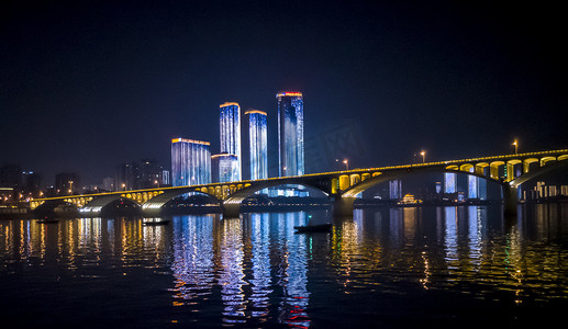 长沙夜晚湘江橘子洲大桥高楼摄影图配图