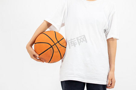 青年女子运动篮球人像