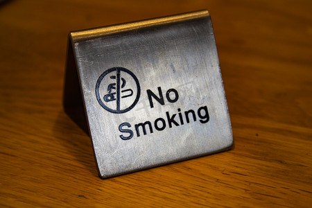 门牌标识摄影照片_精致的标识牌禁止吸烟