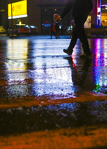 雨后霓虹灯下的马路