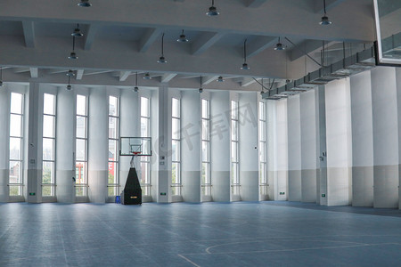 洁净摄影照片_室内篮球场洁净高挑建筑