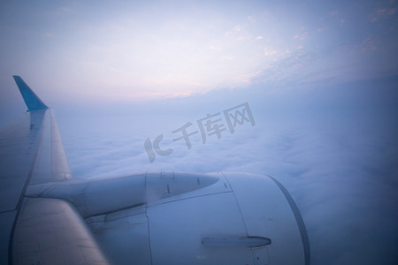 航空旅行云朵飞机发动机摄影图配图