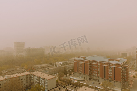 北京白天沙尘暴户外沙尘暴天气摄影图配图