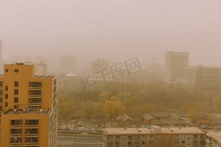 北京春天沙尘暴白天刮沙尘摄影图配图