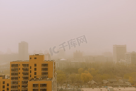 北京春天白天沙尘暴户外刮风龙卷风摄影图配图
