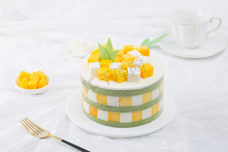 西式精致黄桃糕点糕点蛋糕奶油摄影图配图