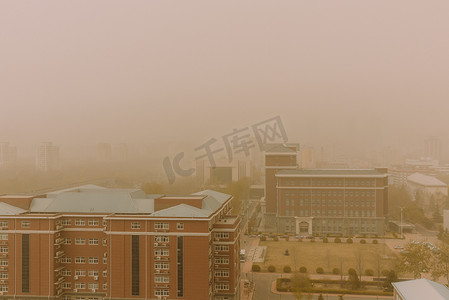 北京白天春天沙尘暴户外刮风扬沙摄影图配图