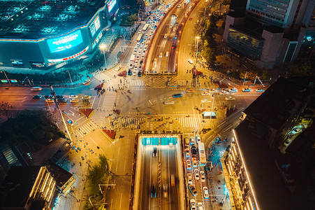 马路俯视摄影照片_武汉城市交通夜晚交通循礼门俯拍摄影图配图