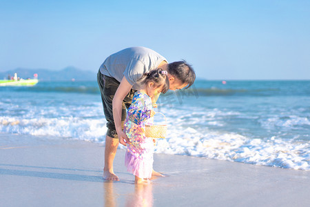 海面贴图摄影照片_海边的父女夕阳父女沙滩侧脸摄影图配图