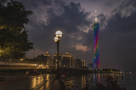 广州塔夜色傍晚建筑江边散步摄影图配图