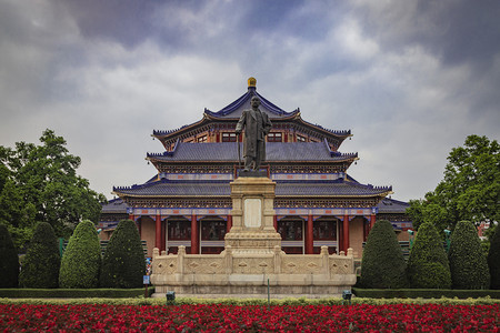 地面摄影照片_中山纪念堂鲜花下午雕像与建筑地面仰视摄影图配图