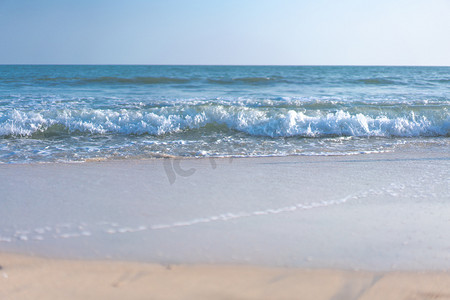 夕阳海面摄影照片_海浪下午海浪大海海水摄影图配图