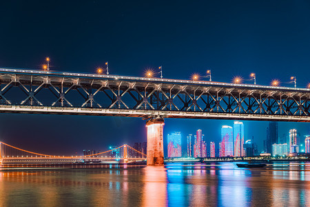 鹦鹉洲大桥摄影照片_武汉城市建筑夜晚建筑长江大桥仰拍摄影图配图