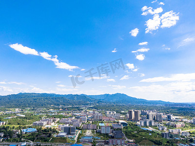 盖楼摄影照片_航拍山中城市蓝天白云摄影图配图