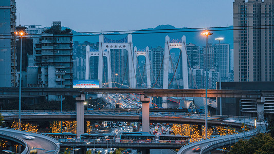 立体环保箭头摄影照片_重庆城市地标鹅公岩立体车流交通繁忙日转夜