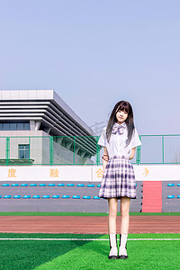 唯美日系jk制服美少女足球馆站在草坪上摄影图配图