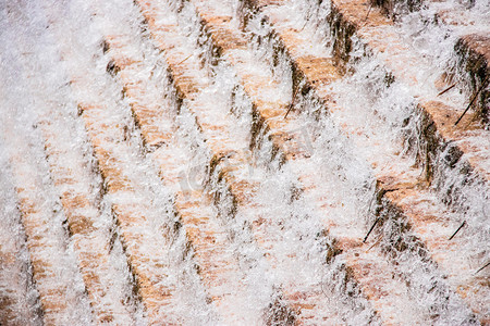 水流白天台阶水流流动的水水花激溅摄影图配图