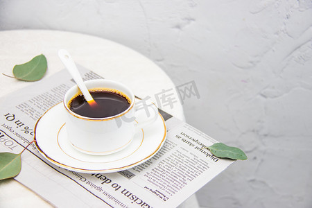 桌面白天咖啡树叶室内报纸摄影图配图