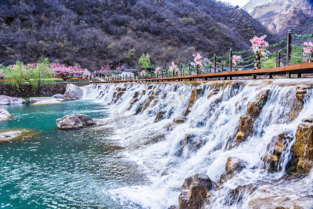 瀑布水流摄影照片_山峰湖水瀑布白天山峰湖水河南宝泉山峰湖水摄影图配图