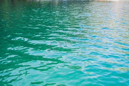 水面摄影照片_湖水白天蓝色湖面清泉水波游玩摄影图配图