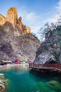 山峰湖水旅游景区白天山峰湖水户外旅游摄影图配图