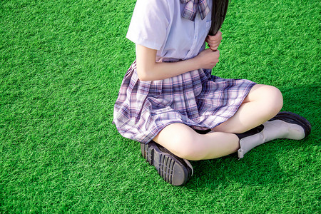 jk美女摄影照片_唯美日系清晨穿着jk制服的女学生草坪坐在草坪上摄影图配图