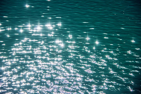 蓝色湖面摄影照片_波光清晨水光湖面观赏摄影图配图