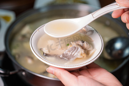 碗摄影照片_美食中午一碗鱼汤餐馆用餐摄影图配图