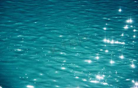 蓝色湖水摄影照片_波光清晨水波湖面游览摄影图配图
