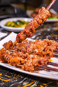 餐饮美食摄影照片_美食夜晚羊肉串烧烤摊吃烧烤摄影图配图