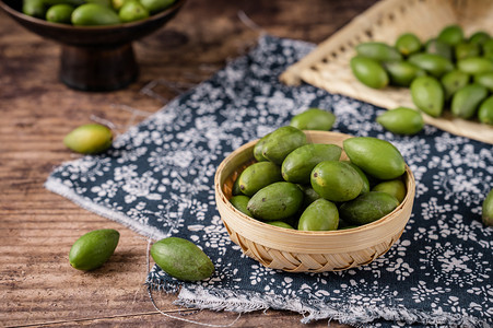 鲜果摄影照片_新鲜橄榄水果营养健康摄影图配图