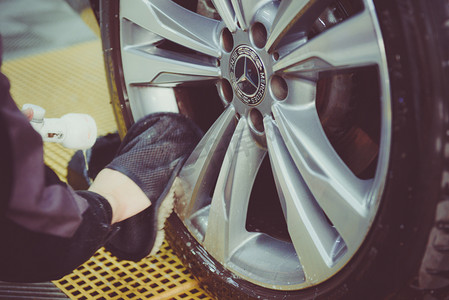 汽车洗轮毂上午汽车清洗洗车店洗车摄影图配图