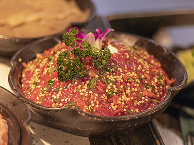 宣传火锅摄影照片_火锅牛肉夜晚火锅牛肉餐厅吃火锅摄影图配图