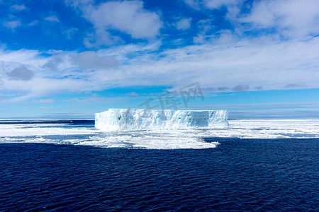南极夏天冰山大海漂流摄影图配图