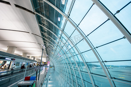广州机场摄影照片_机场傍晚航站楼机场旅客摄影图配图