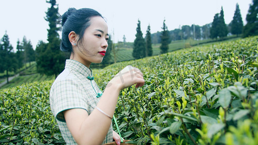 实拍美女夜晚点孔明灯